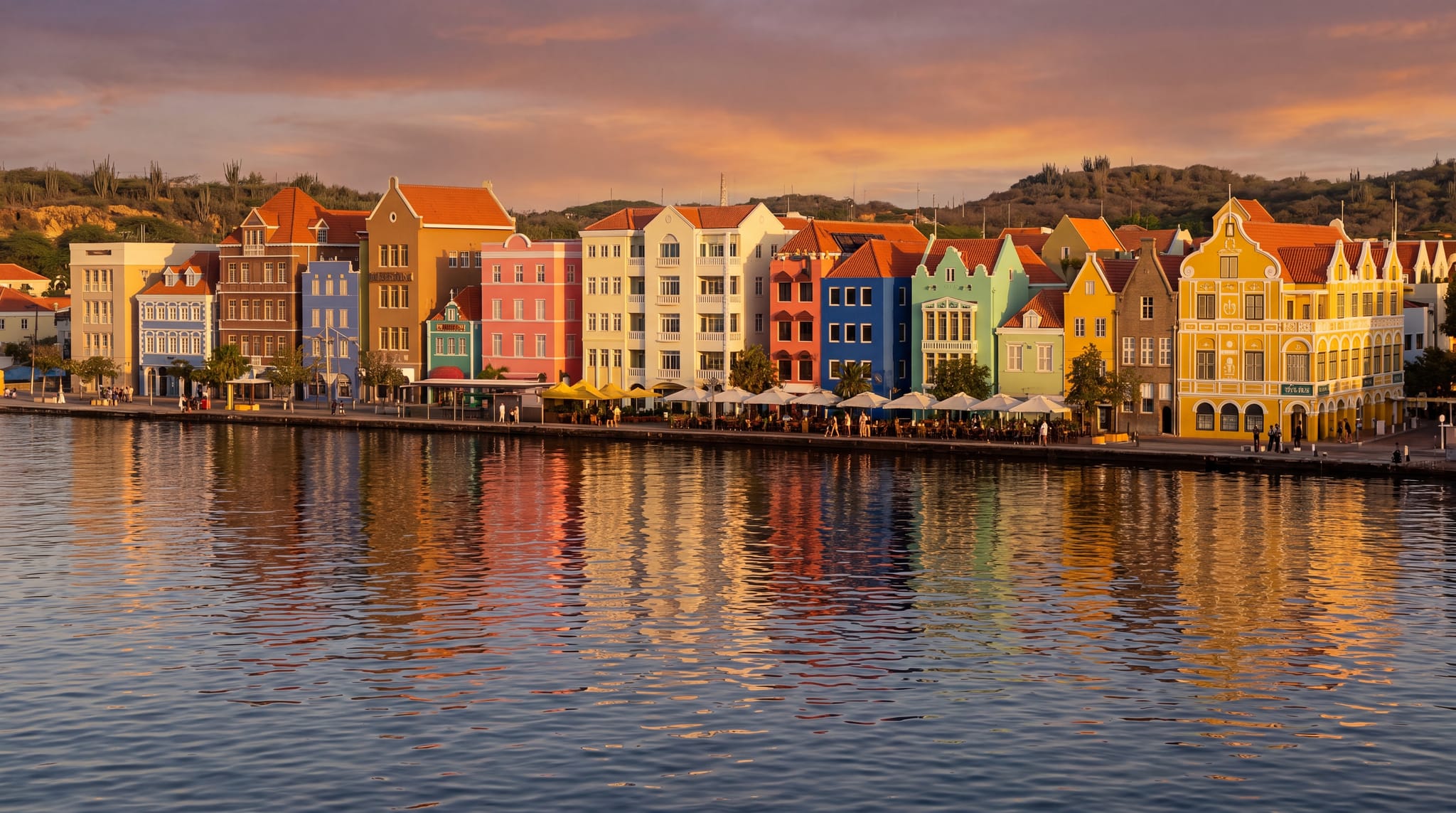 De Handelskade in Willemstad, Curaçao, gezien vanaf de Koningin Emmabrug
